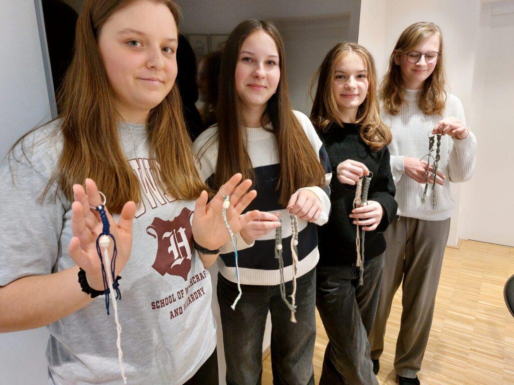 Bastelstunde mit den Firmlingen 2025