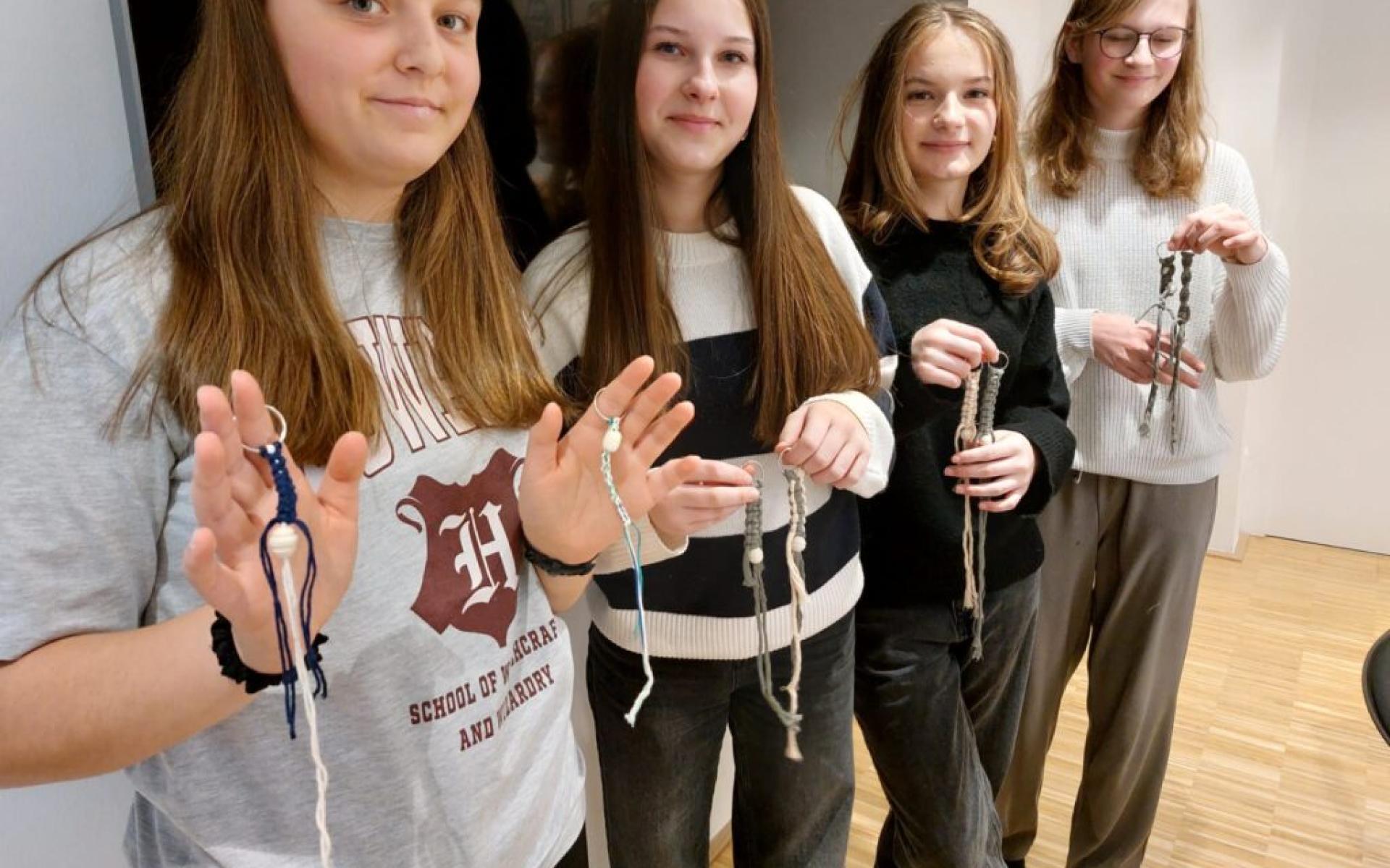 Bastelstunde mit den Firmlingen 2025