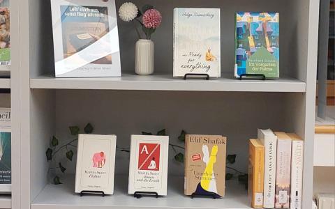 Bücher, die warten, gelesen zu werden.